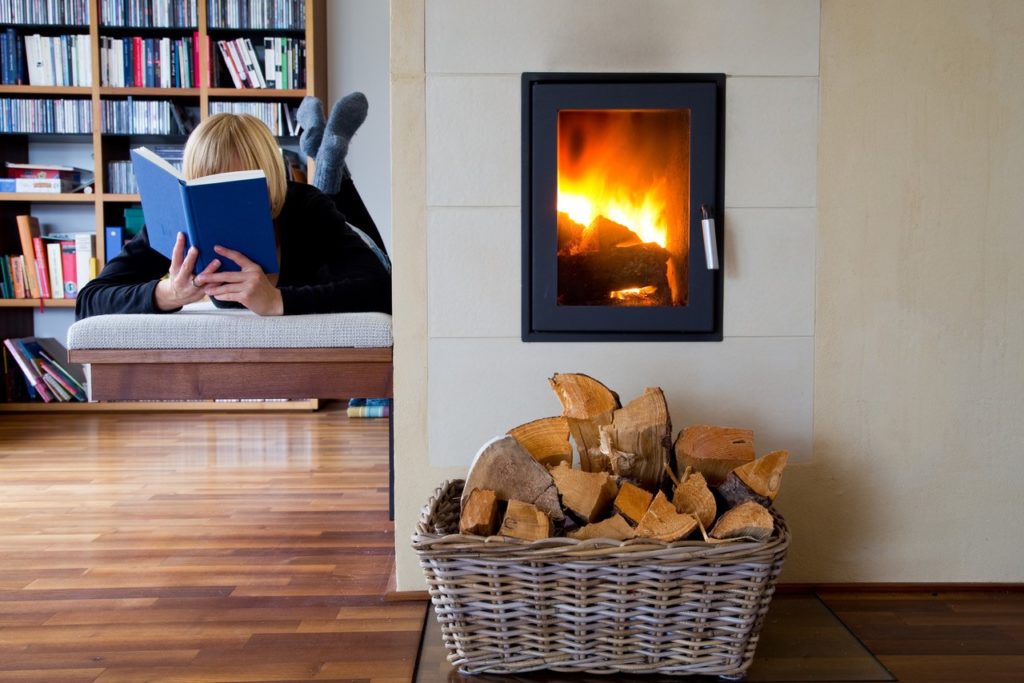 Wirtschaftlichkeit und Wohlbefinden Foto Kamin lesen