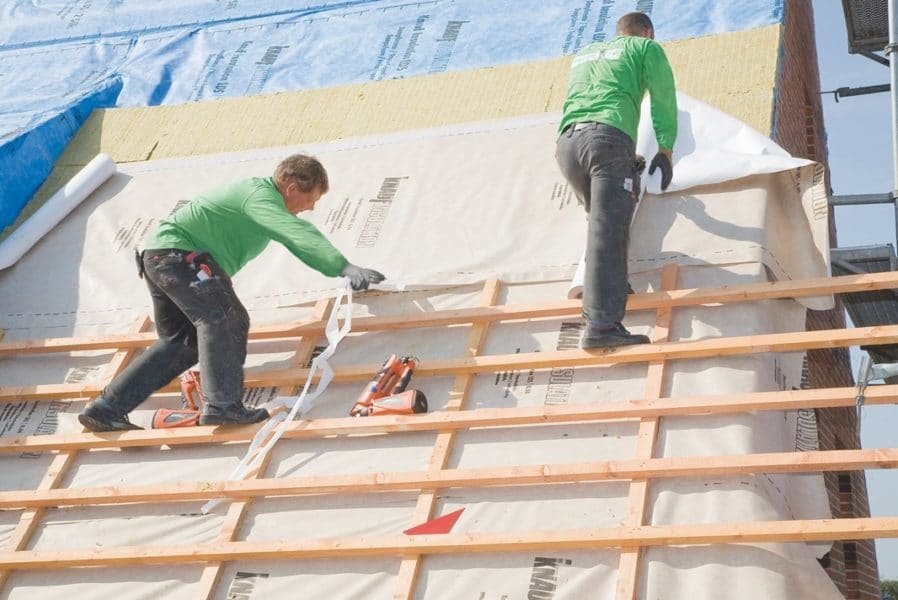 Aufsparrendämmung KI Foto Dach außen mit Dachdeckern